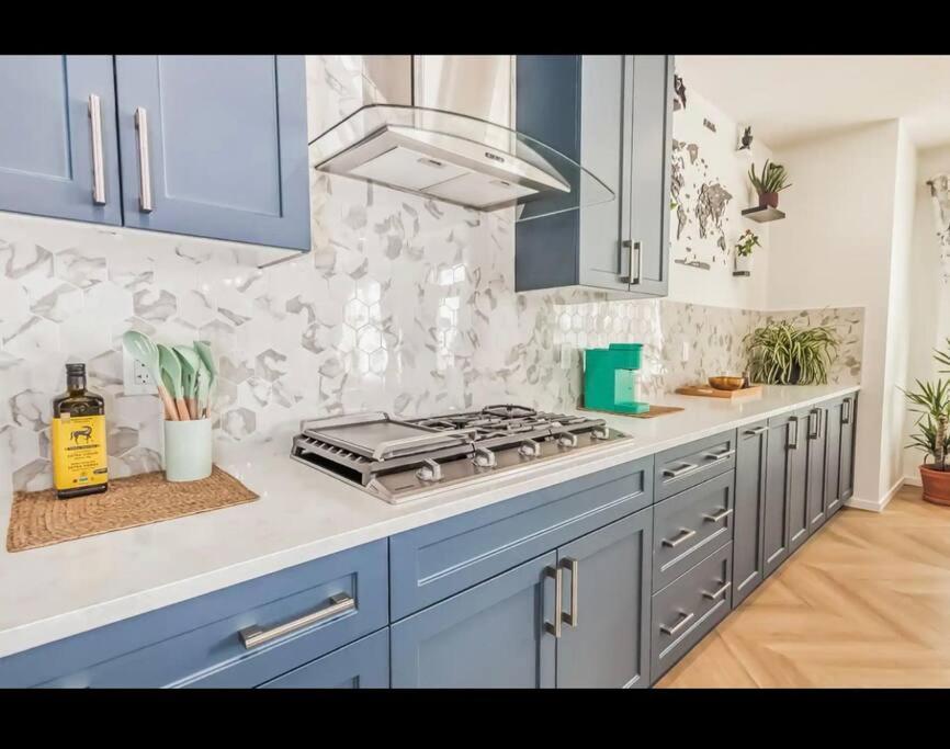4 Bedroom Luxury , Theater, Sleeps 7, Ac , Garage Holiday home