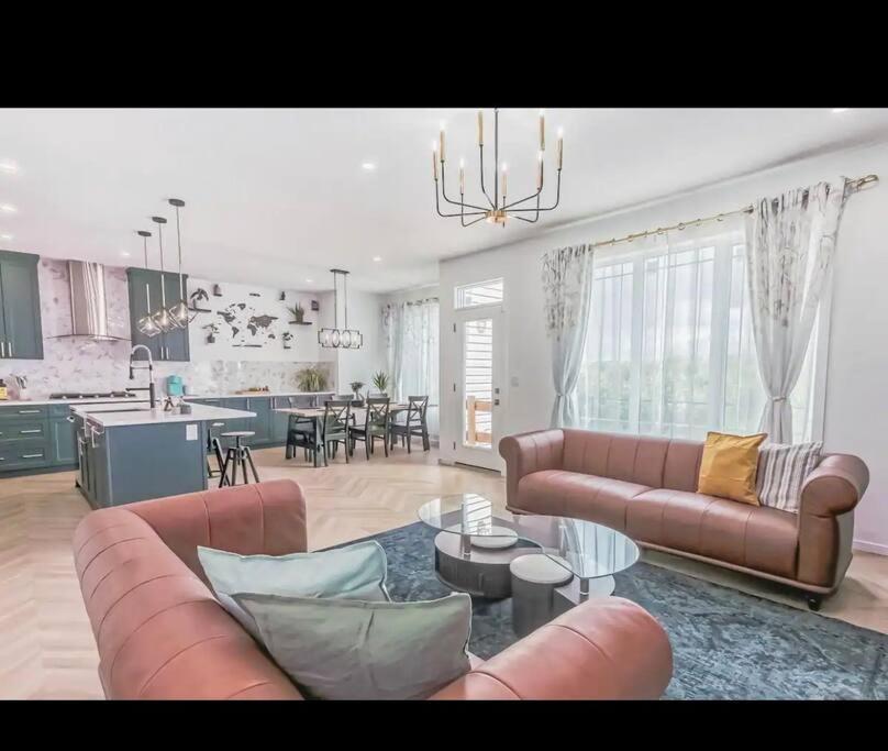 Holiday home 4 Bedroom Luxury , Theater, Sleeps 7, Ac , Garage