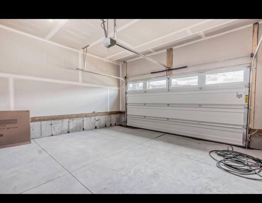 Holiday home 4 Bedroom Luxury , Theater, Sleeps 7, Ac , Garage Edmonton