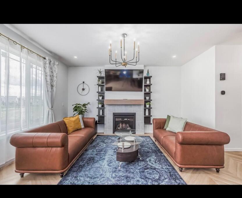 4 Bedroom Luxury , Theater, Sleeps 7, Ac , Garage Edmonton