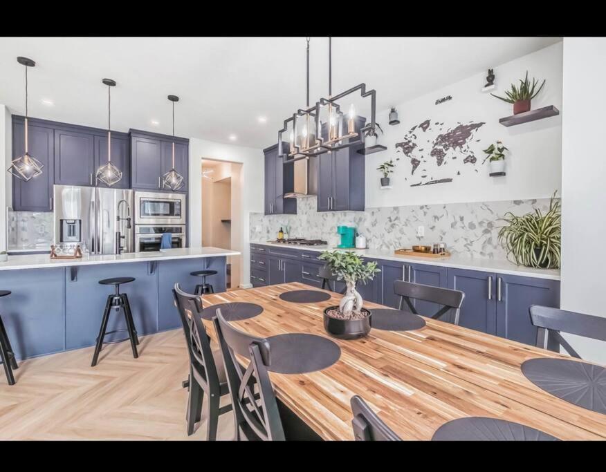 4 Bedroom Luxury , Theater, Sleeps 7, Ac , Garage