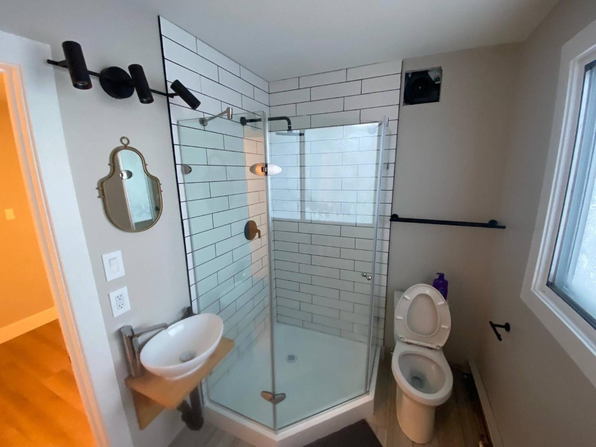Morden Newly Renovated 1br Flats, Walk To Whyte * Edmonton