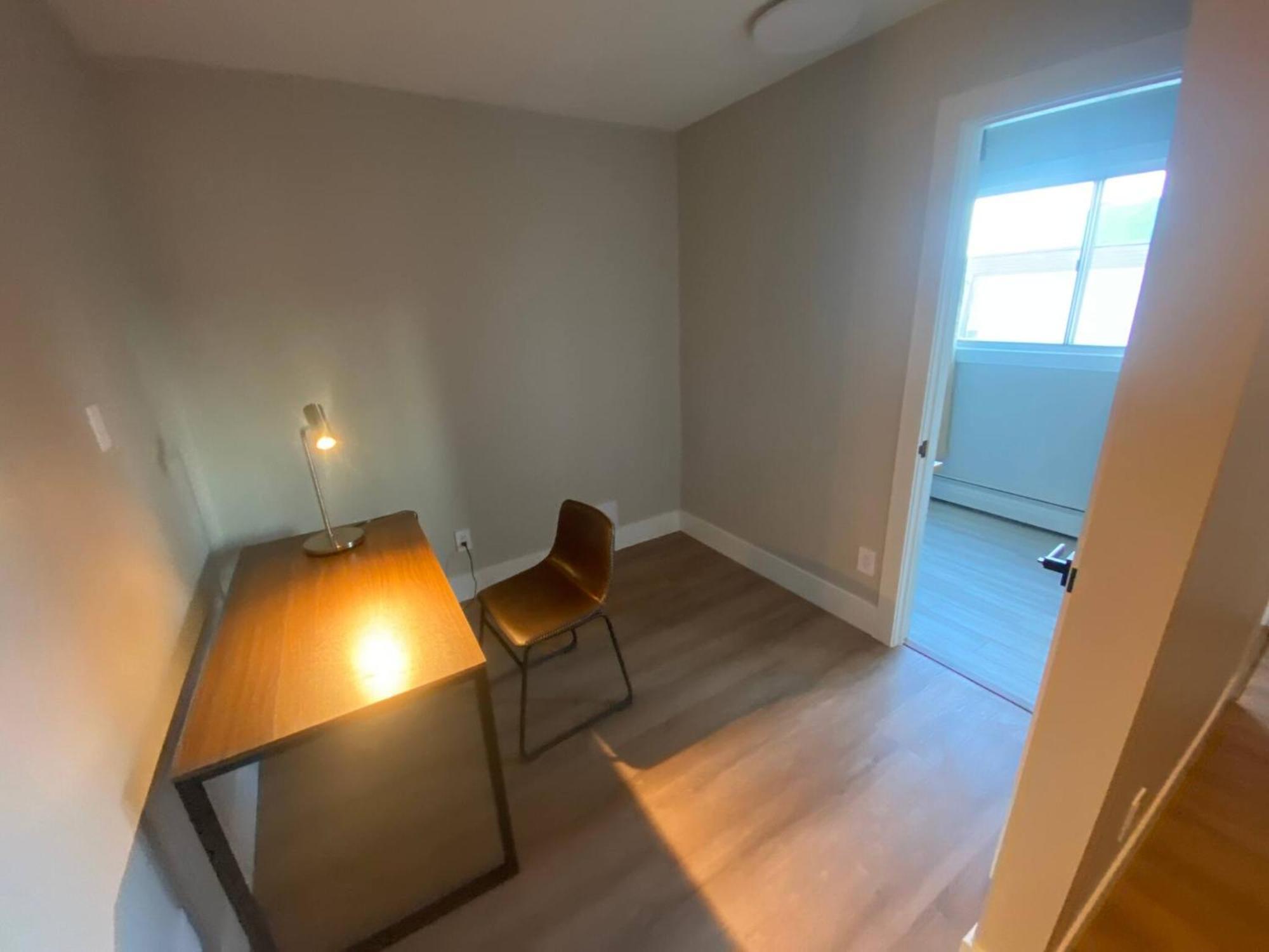 Morden Newly Renovated 1br Flats, Walk To Whyte Guest house *