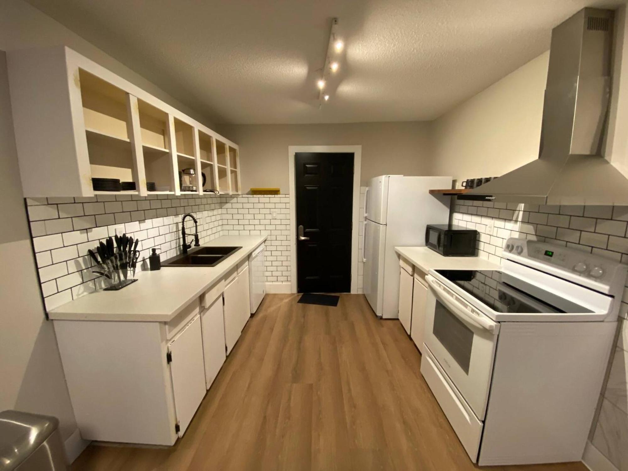 Morden Newly Renovated 1br Flats, Walk To Whyte Guest house Edmonton