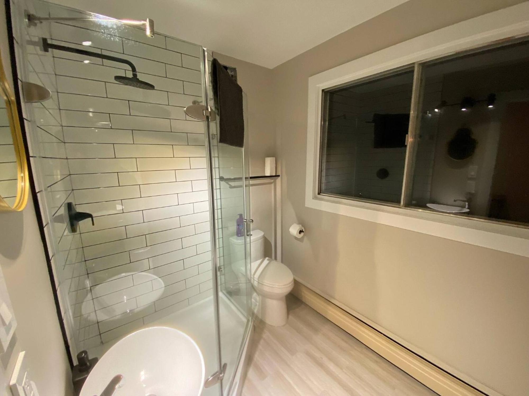 Guest house Morden Newly Renovated 1br Flats, Walk To Whyte Edmonton