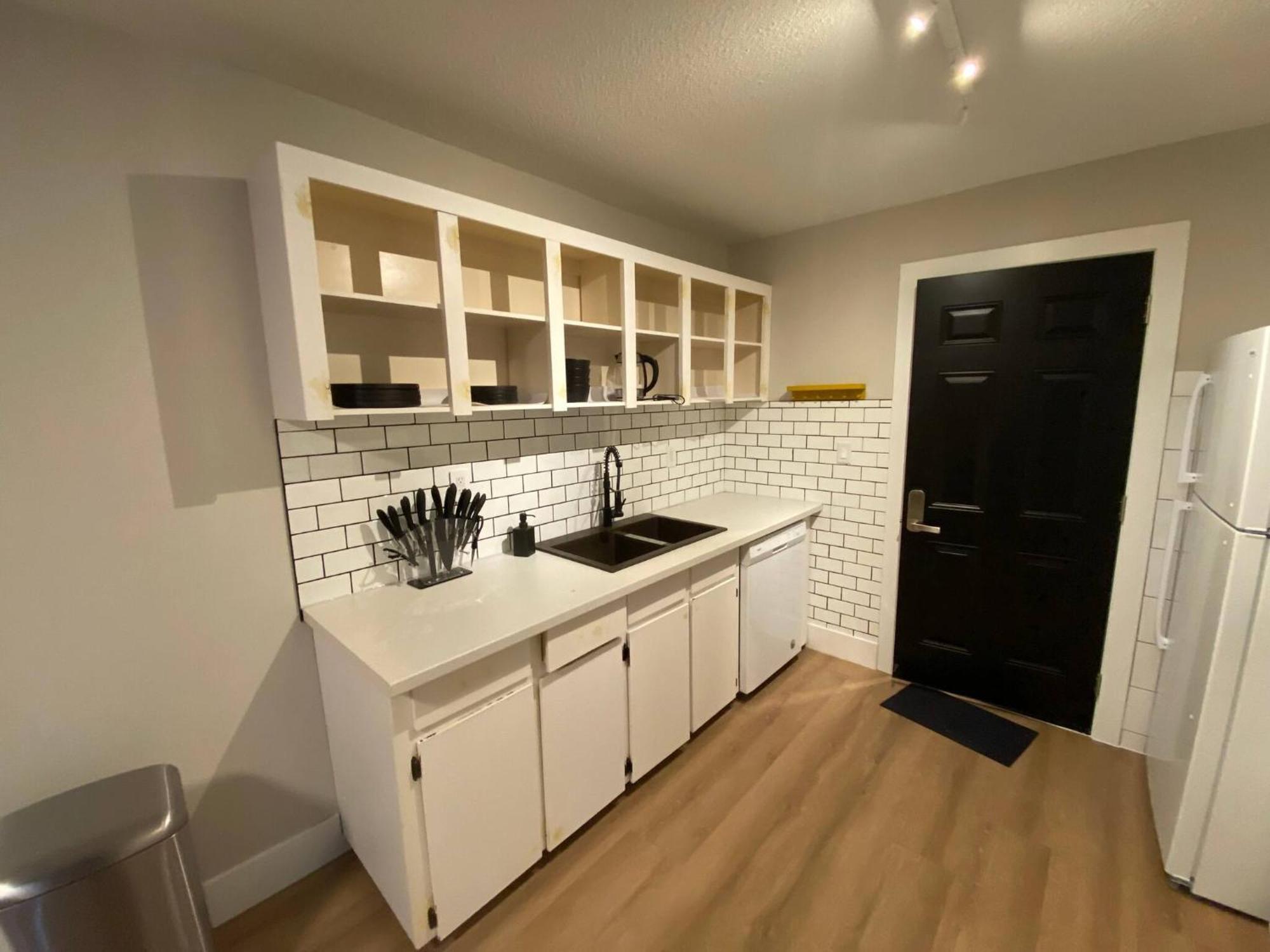 Guest house Morden Newly Renovated 1br Flats, Walk To Whyte *