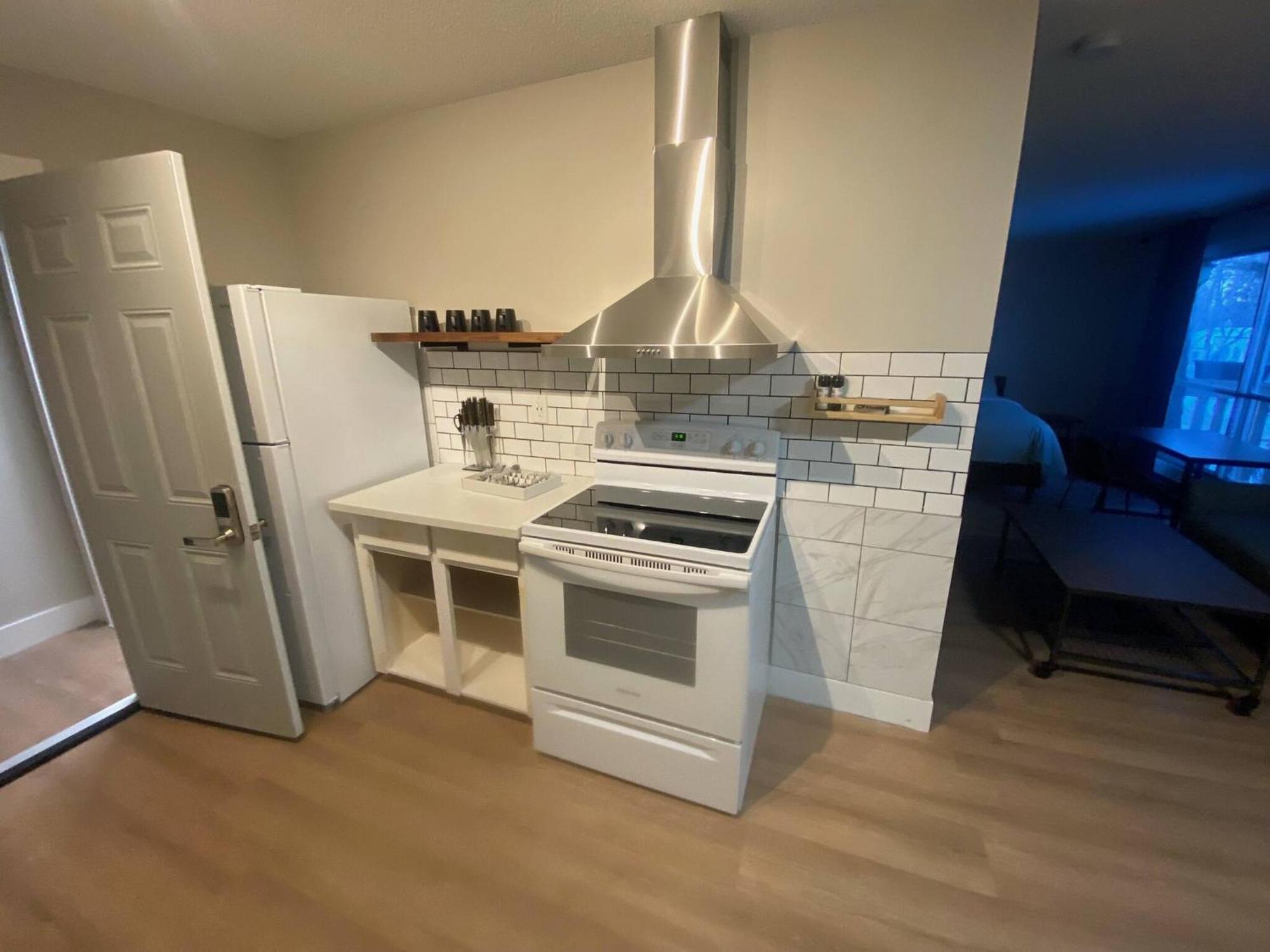 Morden Newly Renovated 1br Flats, Walk To Whyte Guest house *