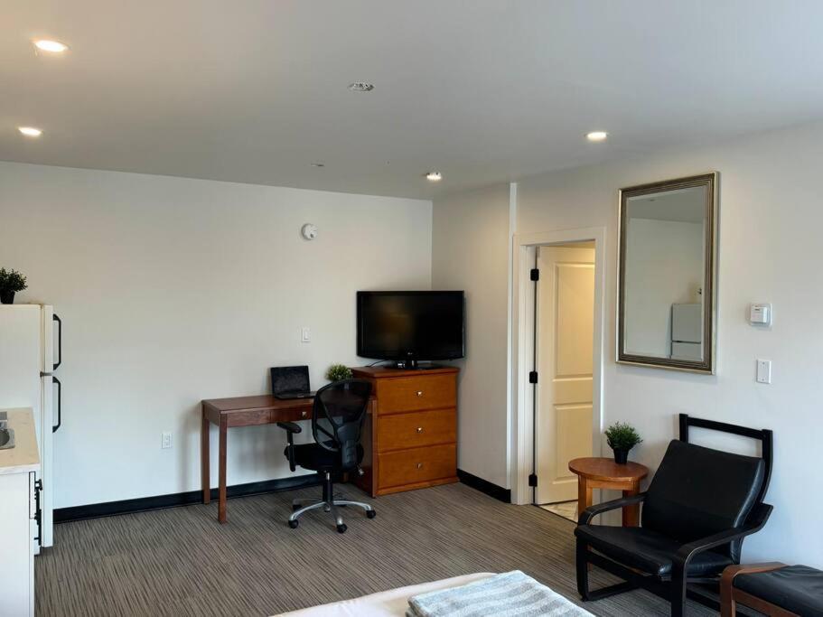 Cozy With Kitchenette - 6 * Edmonton