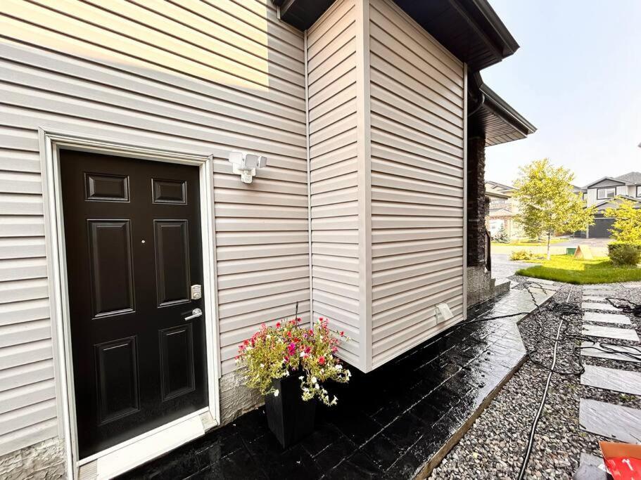 Modern Luxurious With Separate Side-entry * Edmonton