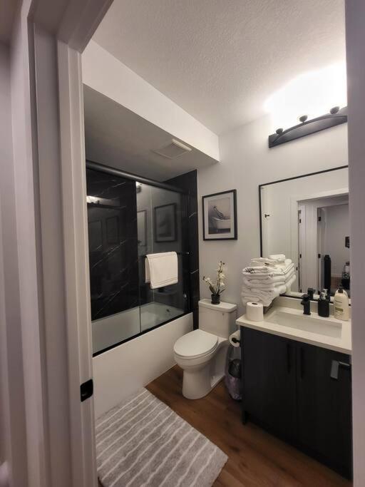 Pebbles' Cozy 2bed Basement - Near Downtown * Edmonton