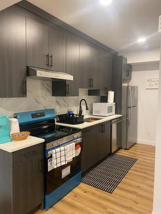 Pebbles' Cozy 2bed Basement - Near Downtown Holiday home Edmonton