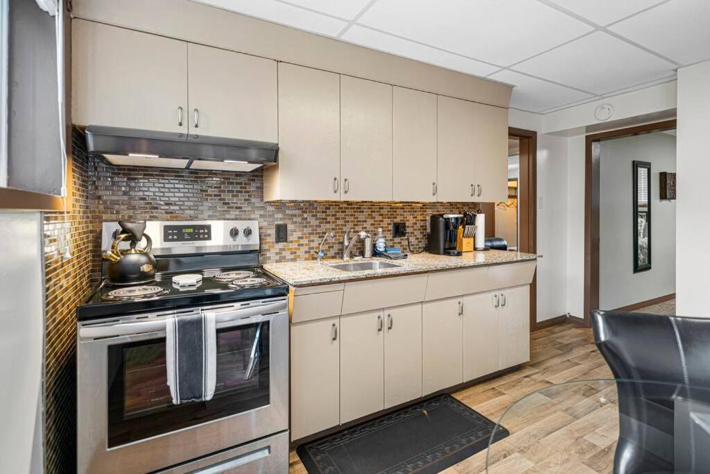 Yeg Chic Luxury Apartment