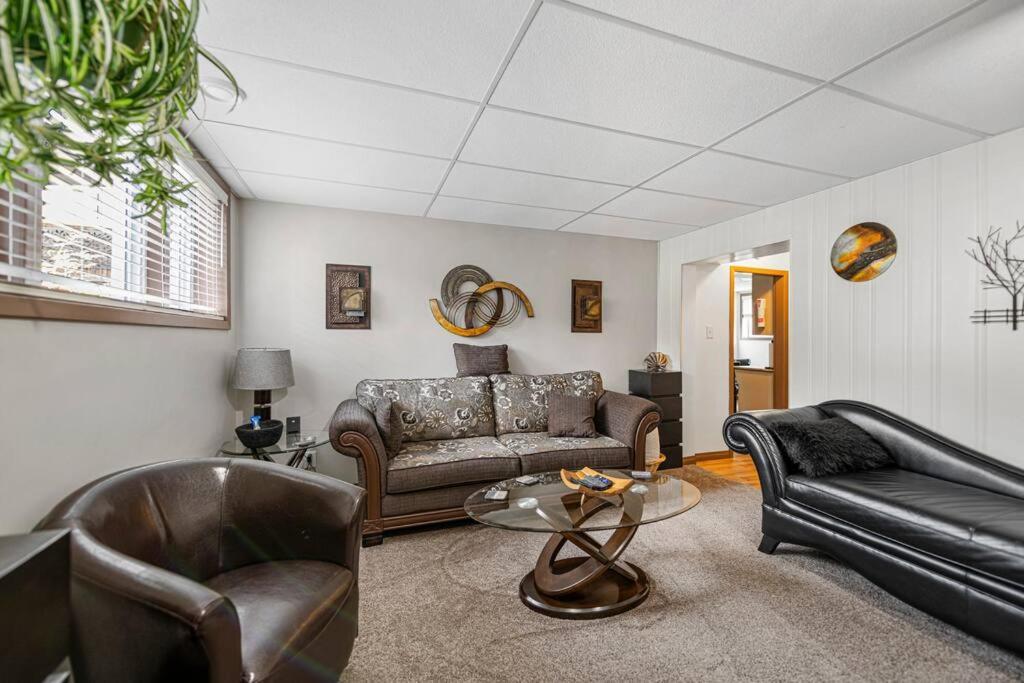 Yeg Chic Luxury Apartment