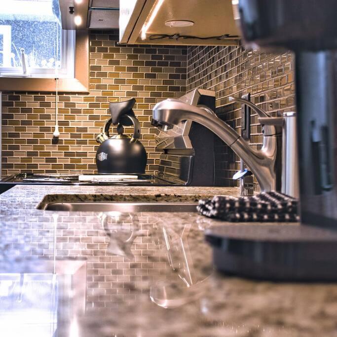 Yeg Chic Luxury Apartment