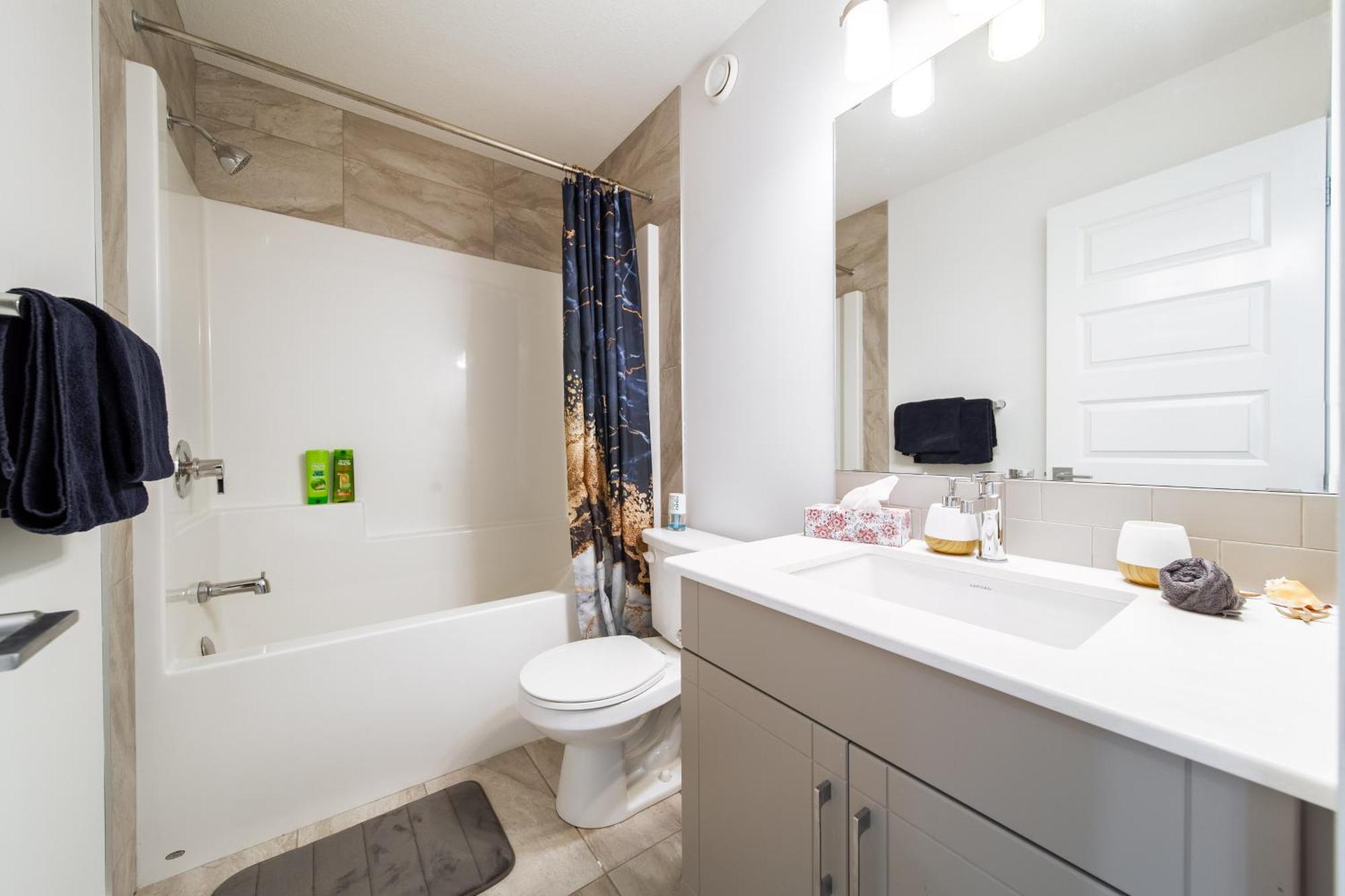 New Luxury House In South Near Airport Holiday home Edmonton