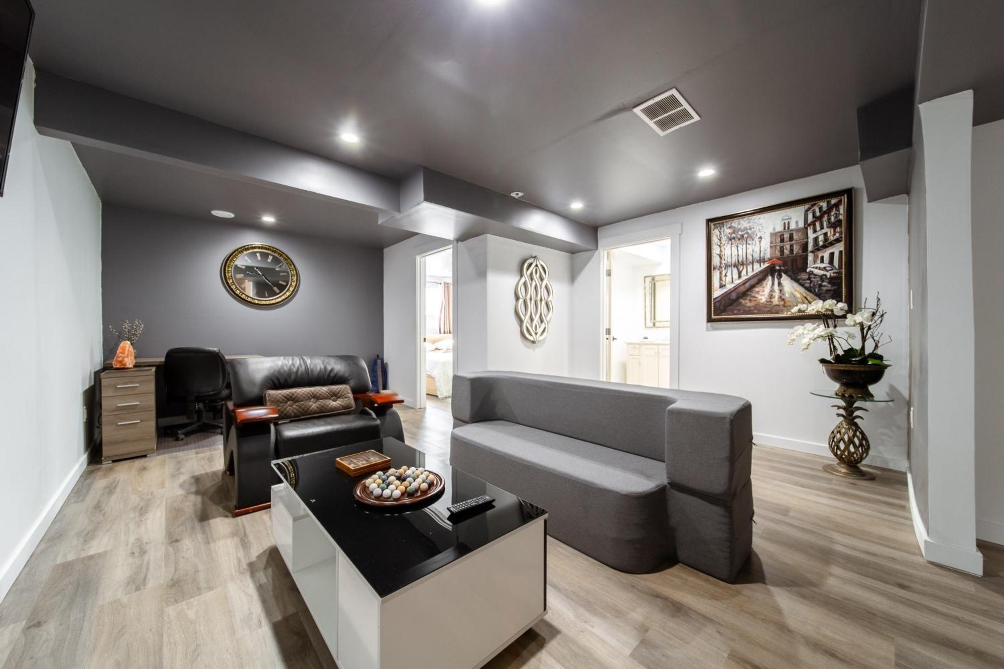 New Luxury House In South Near Airport Holiday home Edmonton