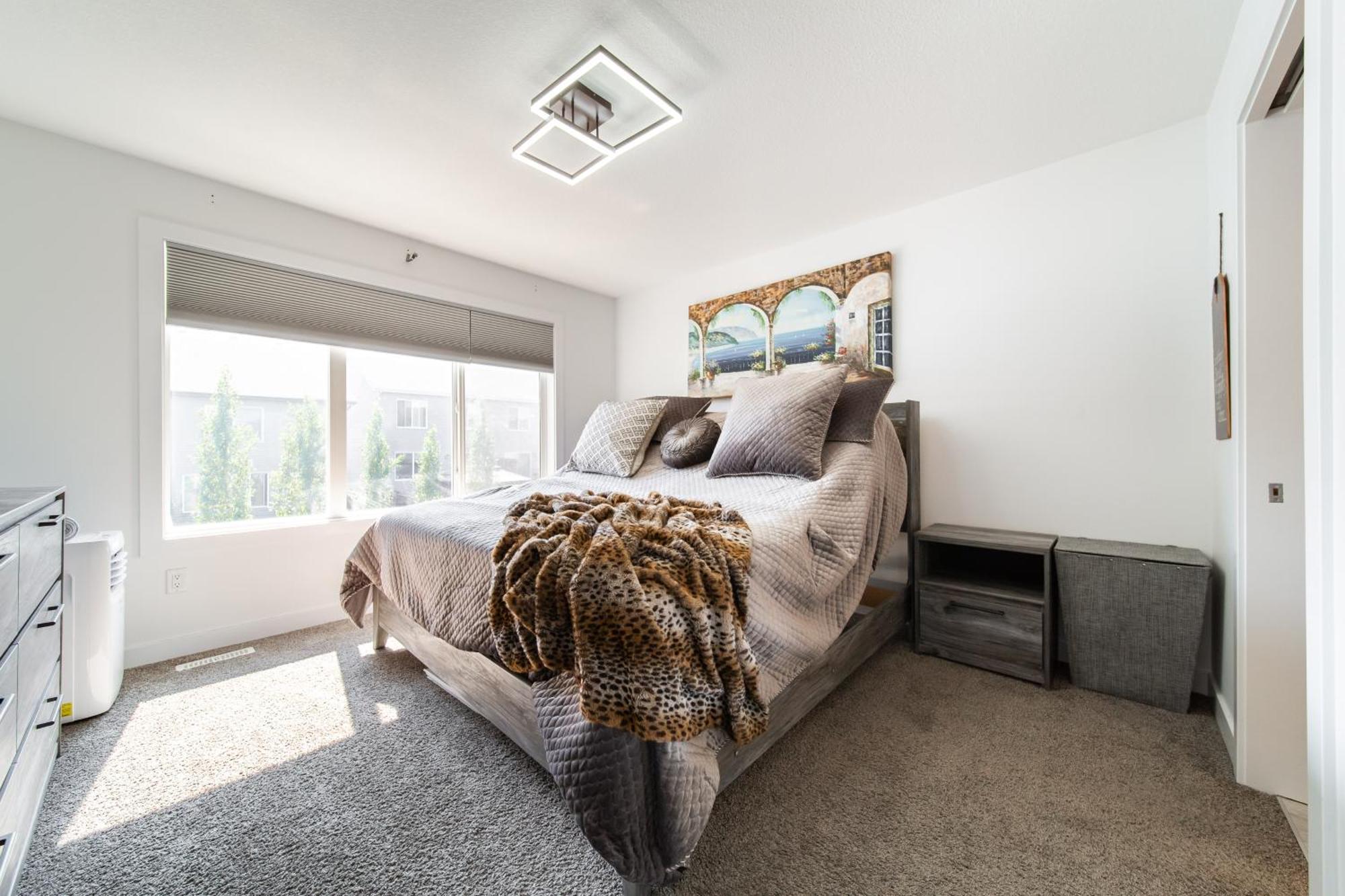 New Luxury House In South Near Airport Holiday home Edmonton
