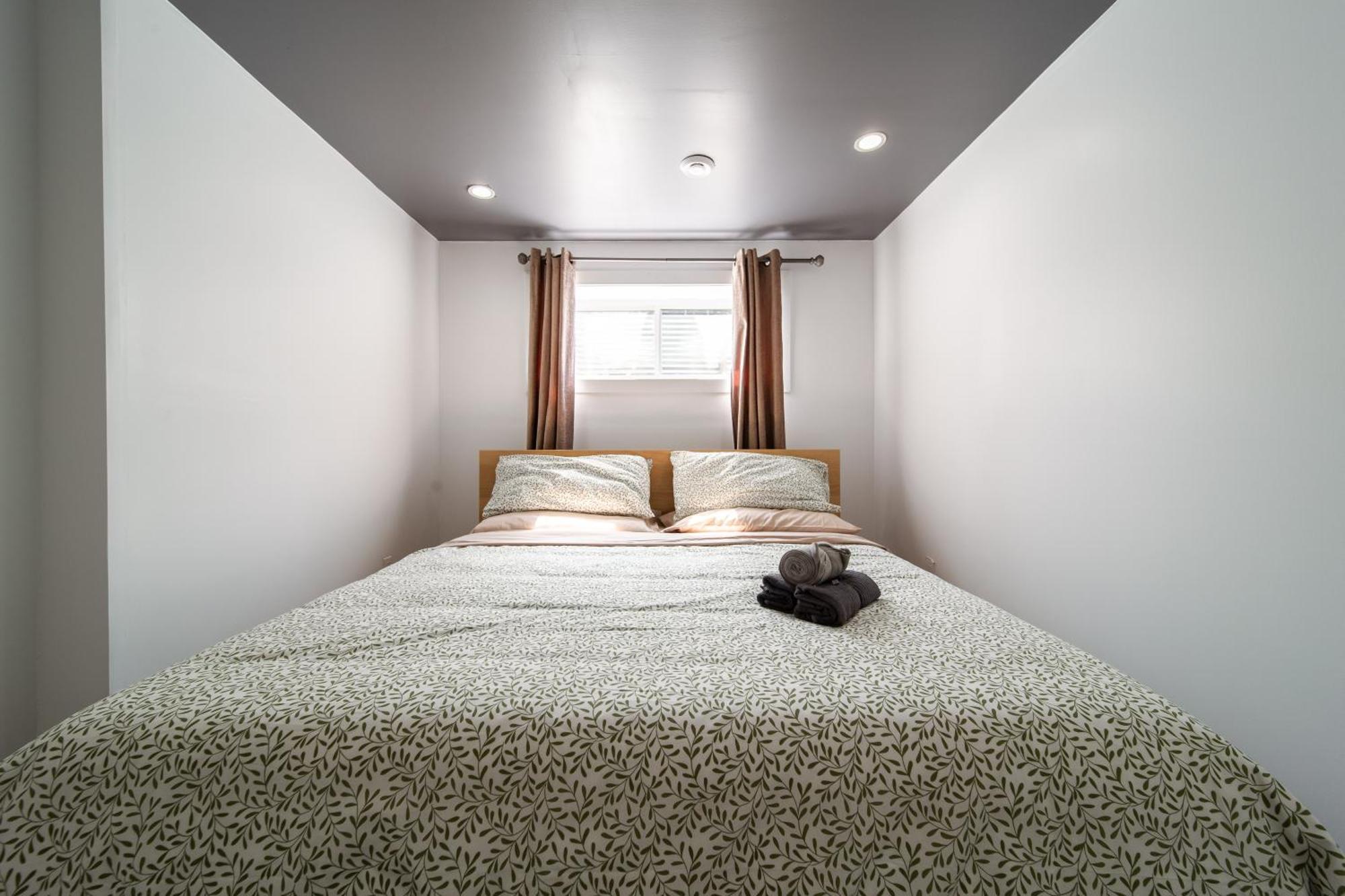 Holiday home New Luxury House In South Near Airport Edmonton