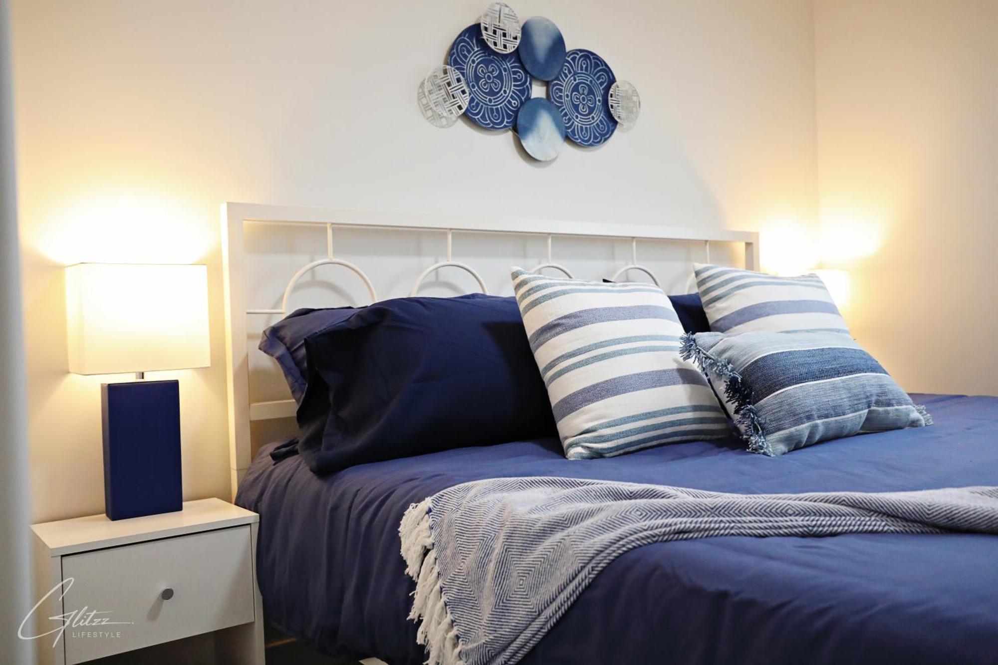 Modern Retreat With 4 King Beds, Airport, Disney+ Holiday home Edmonton