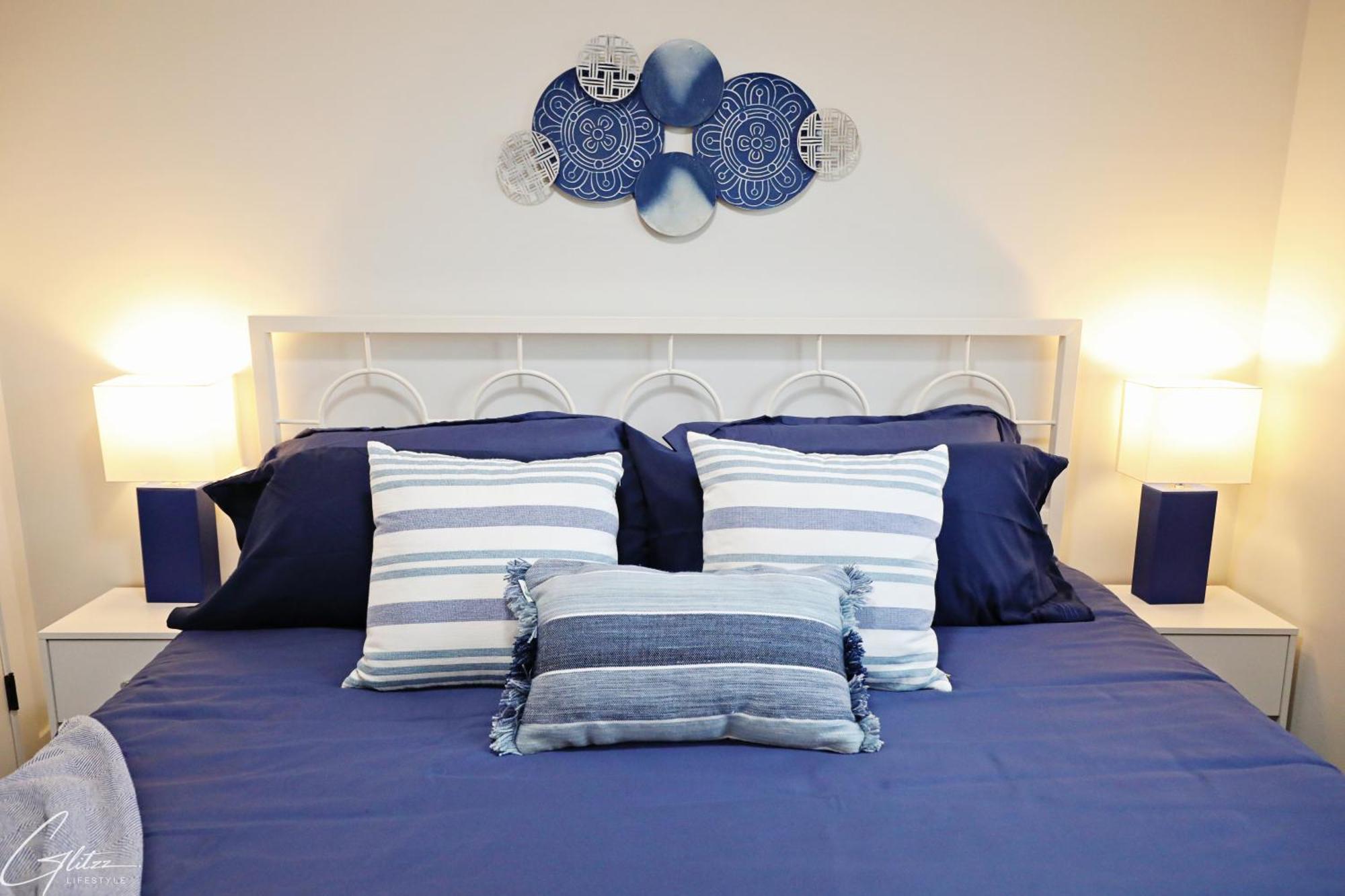 Modern Retreat With 4 King Beds, Airport, Disney+ Edmonton