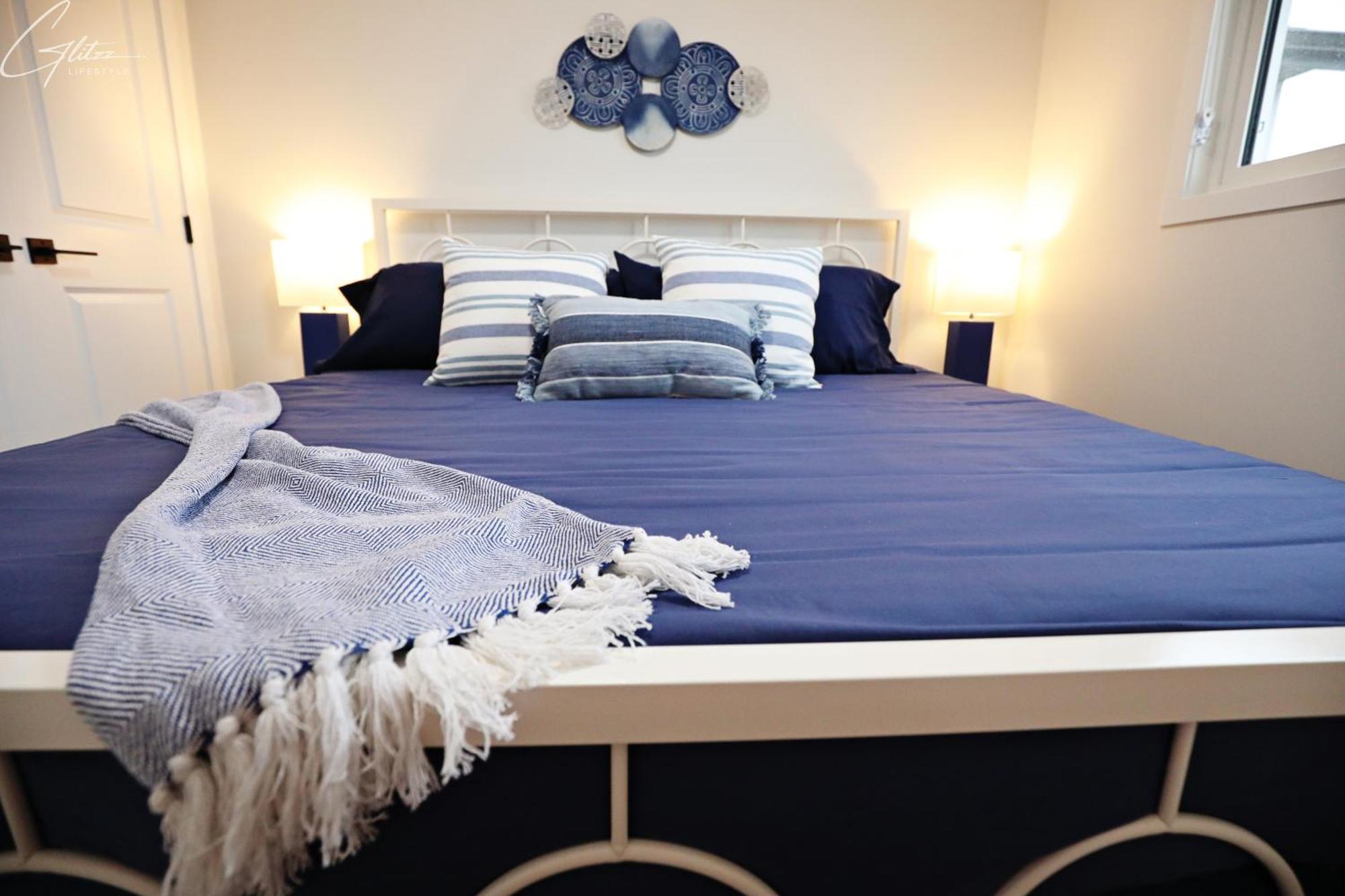 Modern Retreat With 4 King Beds, Airport, Disney+ *
