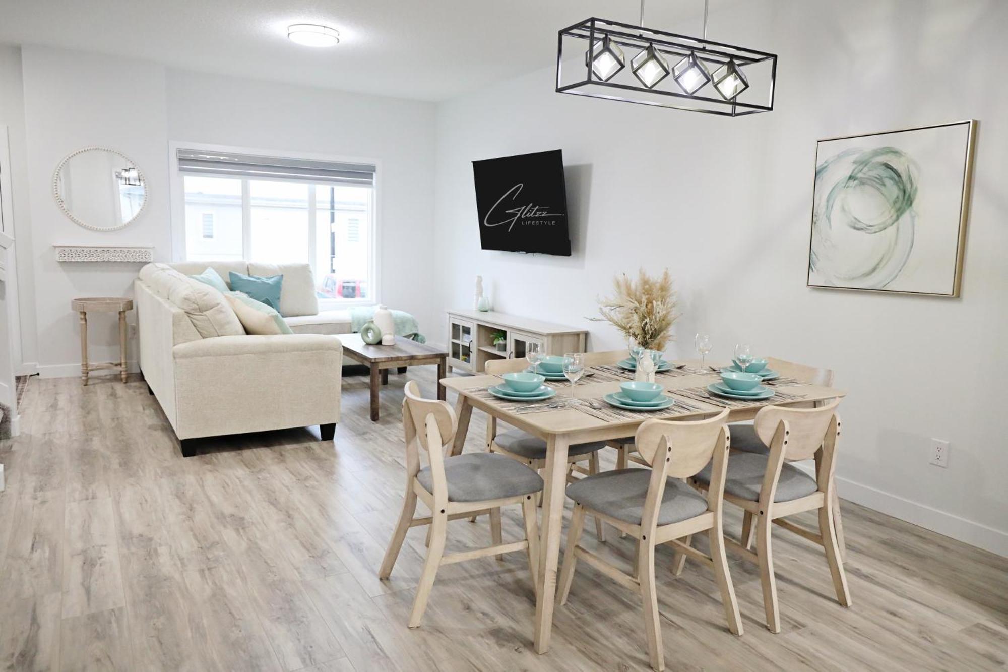 Modern Retreat With 4 King Beds, Airport, Disney+ Holiday home *