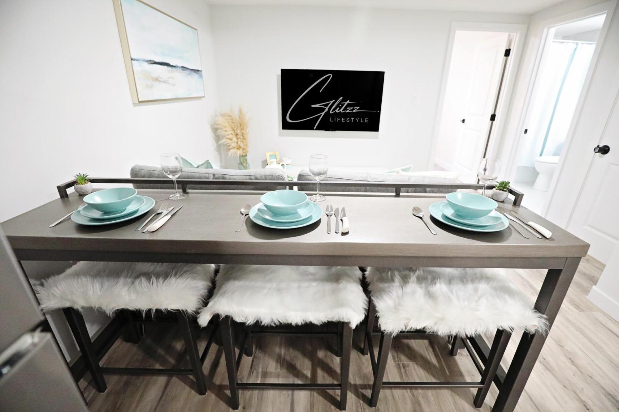 Modern Retreat With 4 King Beds, Airport, Disney+ Holiday home Edmonton