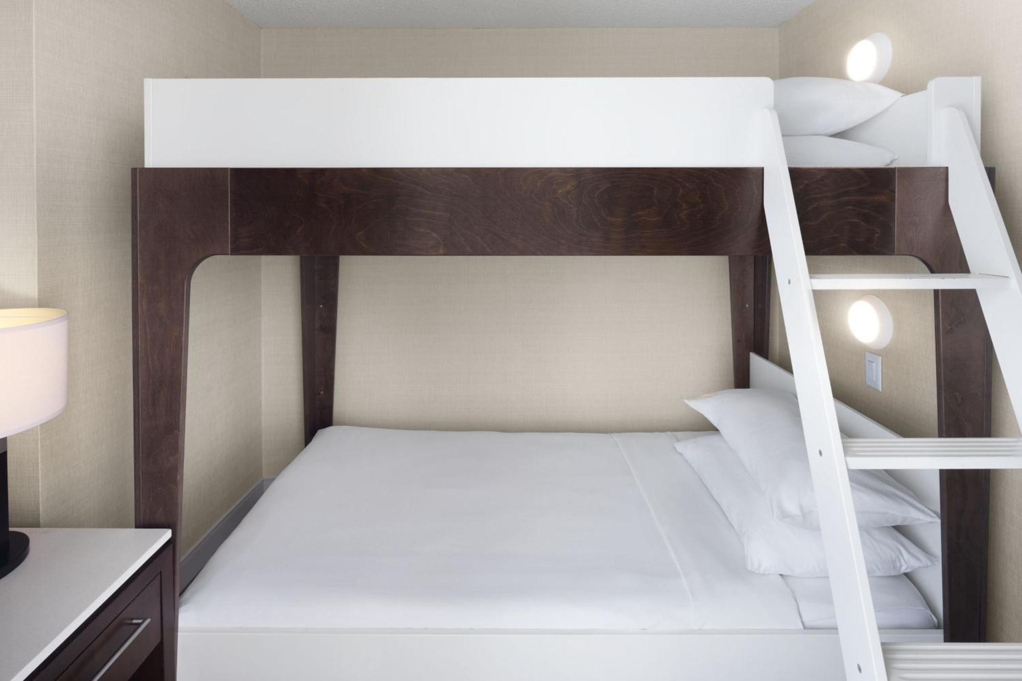 Hotel Delta By Marriott South Conference Centre 4*