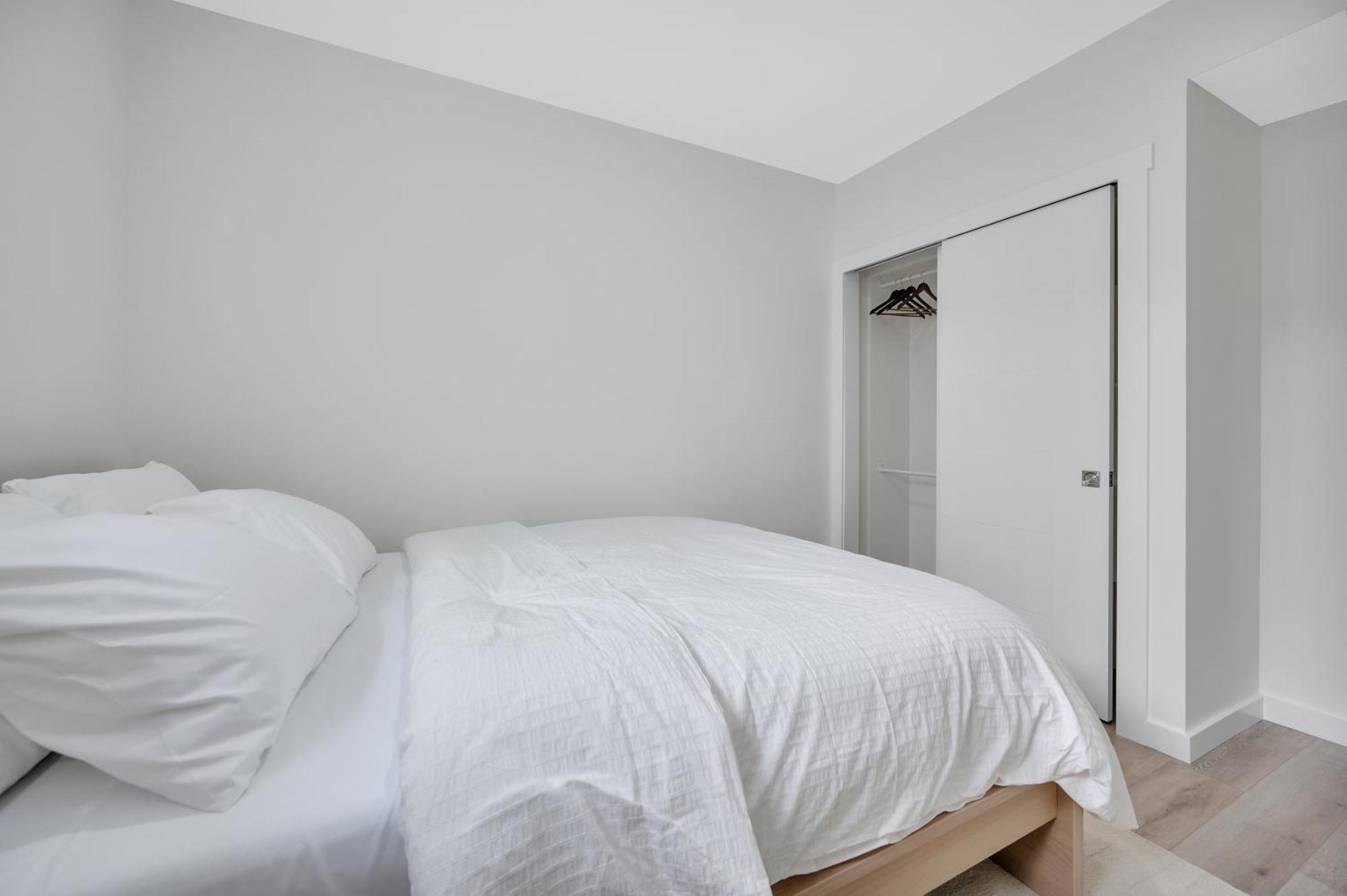 Gorgeous 2br In Southwest Close To Yeg Airport & West Edm Mall * Edmonton