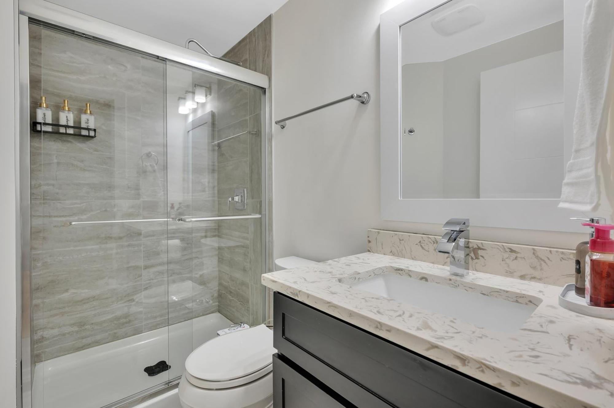 Gorgeous 2br In Southwest Close To Yeg Airport & West Edm Mall Apartment *
