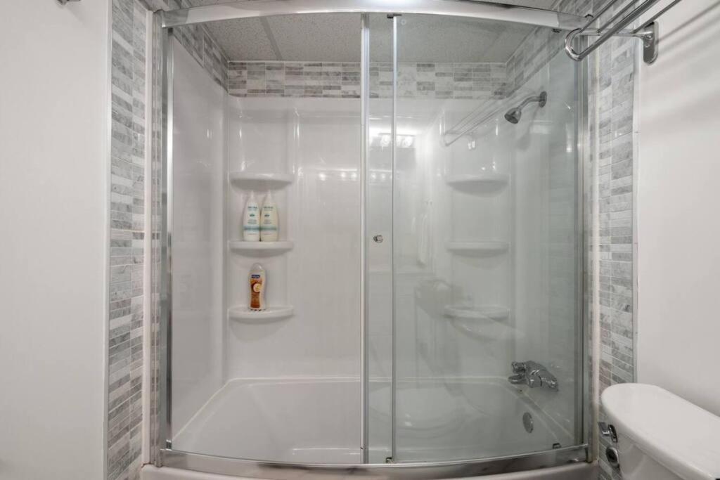 Downtown Near Rogers Place With Covered Parking, Sleeps 6, Pool Table, Sauna, Gym, Two Bedrooms & * Edmonton