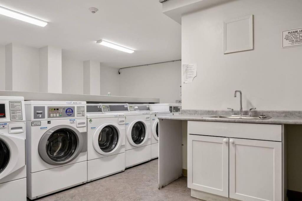 Downtown Near Rogers Place With Covered Parking, Sleeps 6, Pool Table, Sauna, Gym, Two Bedrooms & * Edmonton