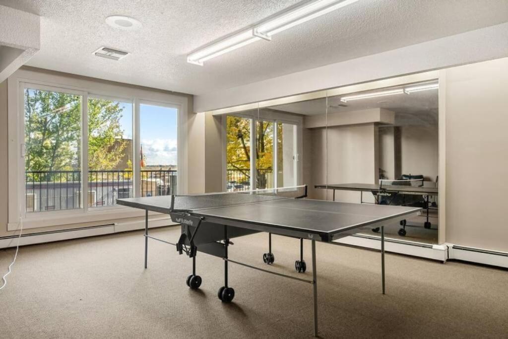 Downtown Near Rogers Place With Covered Parking, Sleeps 6, Pool Table, Sauna, Gym, Two Bedrooms & * Edmonton