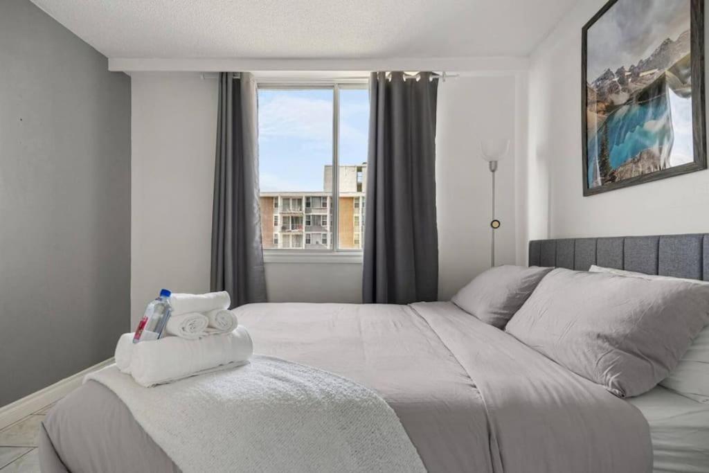 Downtown Near Rogers Place With Covered Parking, Sleeps 6, Pool Table, Sauna, Gym, Two Bedrooms & Apartment *