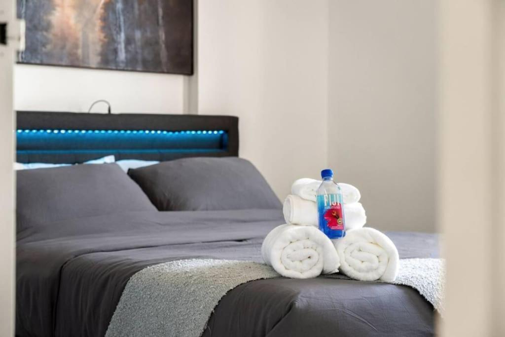 Downtown Near Rogers Place With Covered Parking, Sleeps 6, Pool Table, Sauna, Gym, Two Bedrooms & Apartment *