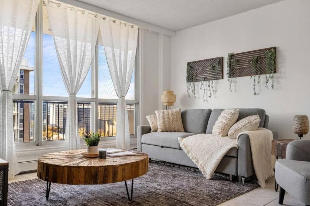 Downtown Near Rogers Place With Covered Parking, Sleeps 6, Pool Table, Sauna, Gym, Two Bedrooms & Edmonton