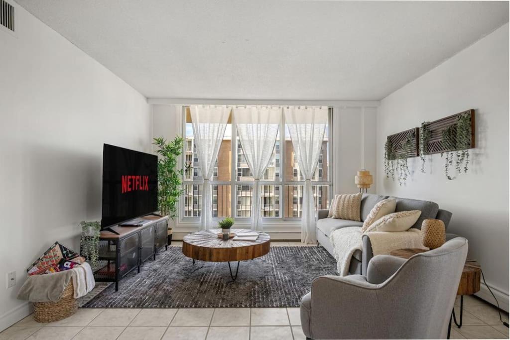 Downtown Near Rogers Place With Covered Parking, Sleeps 6, Pool Table, Sauna, Gym, Two Bedrooms & Apartment