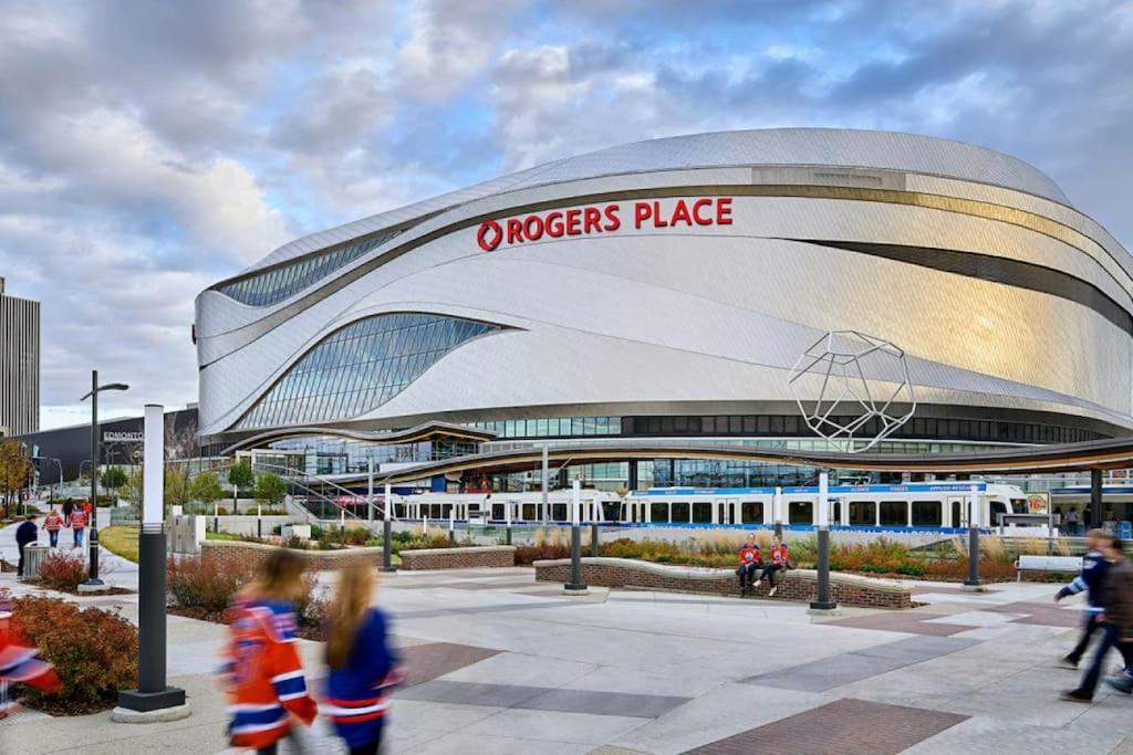 Downtown Near Rogers Place With Covered Parking, Sleeps 6, Pool Table, Sauna, Gym, Two Bedrooms & * Edmonton