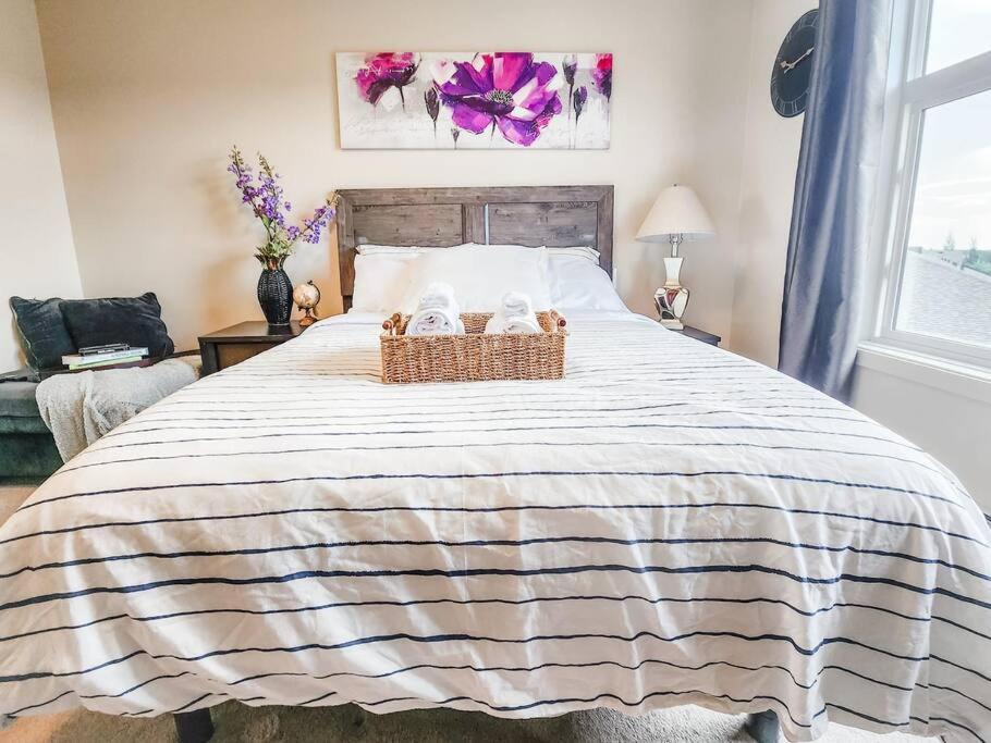 Level Lux, Comfy & Cozy Haven Edmonton