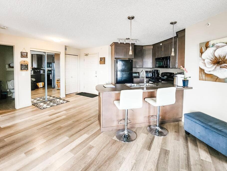 Level Lux, Comfy & Cozy Haven