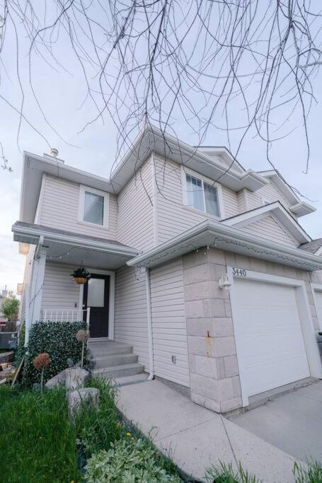 Holiday home Cozy Modern By Airport Edmonton