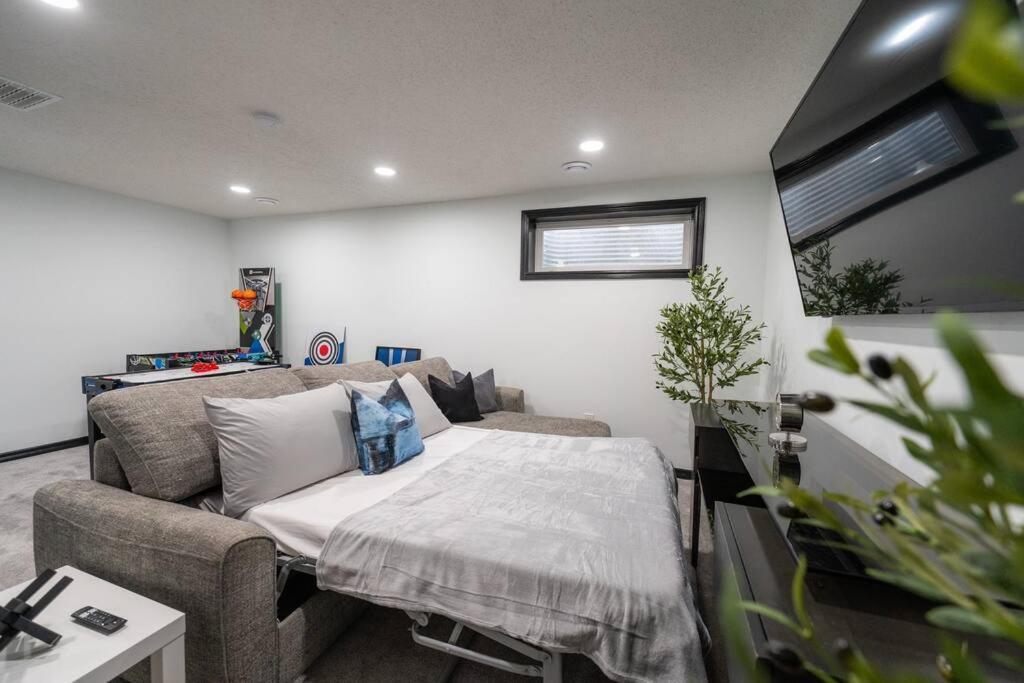 Cozy Modern By Airport Holiday home *