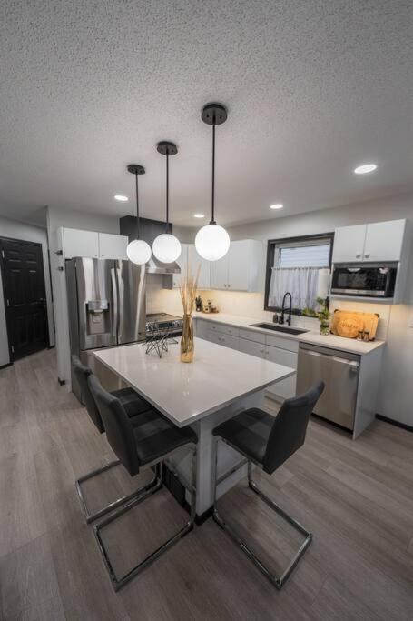 Cozy Modern By Airport * Edmonton