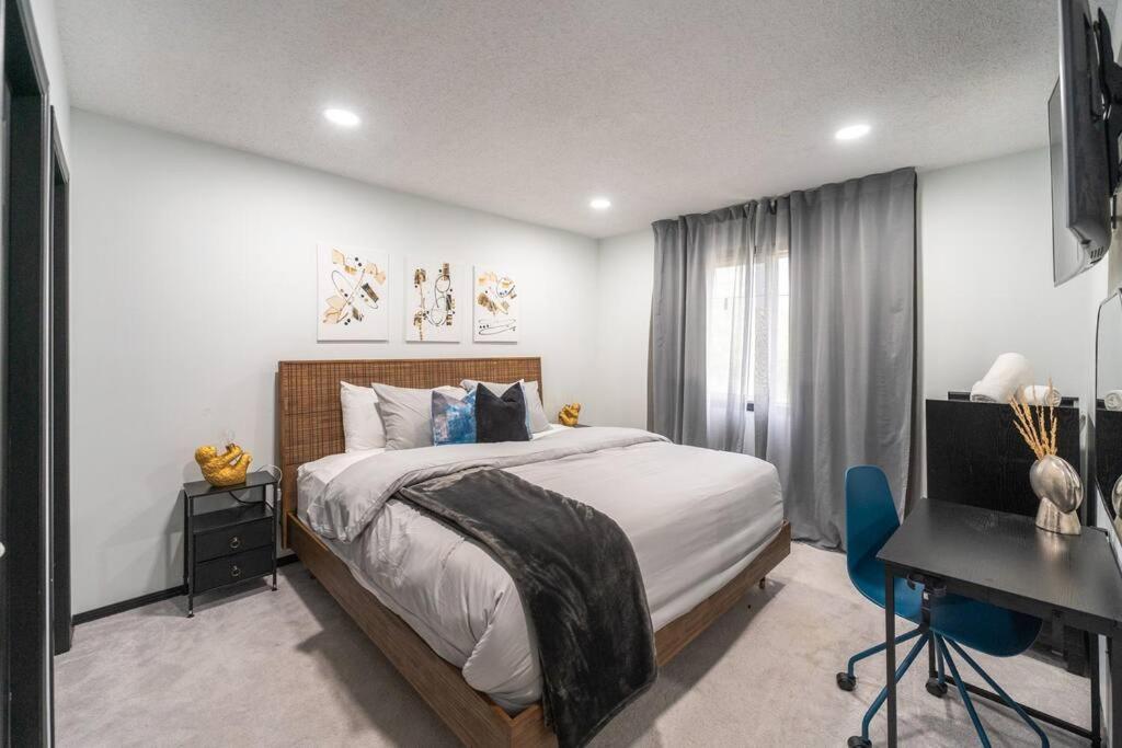 Cozy Modern By Airport Holiday home