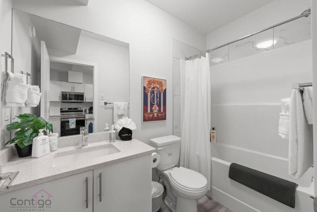 The Den, Centrally Located Suite, King Bed, Wifi! *