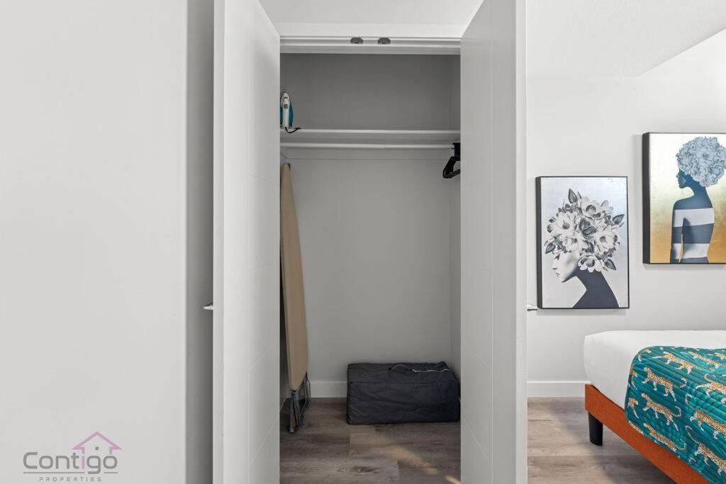 The Den, Centrally Located Suite, King Bed, Wifi! * Edmonton
