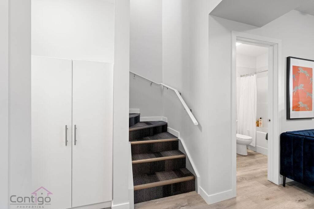 Apartment The Den, Centrally Located Suite, King Bed, Wifi! Edmonton