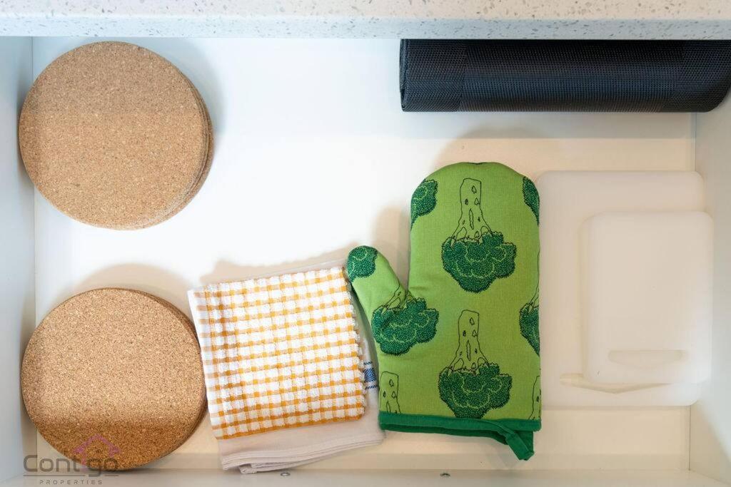 The Den, Centrally Located Suite, King Bed, Wifi! Edmonton