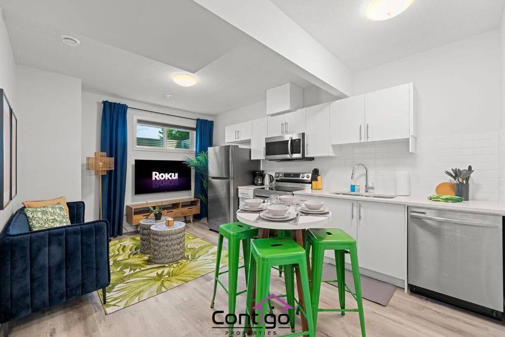 The Den, Centrally Located Suite, King Bed, Wifi! * Edmonton