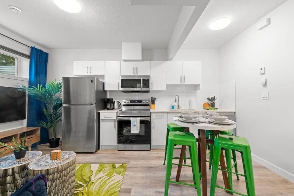 The Den, Centrally Located Suite, King Bed, Wifi! Apartment